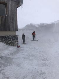 Devant le nouveau refuge Devant le nouveau refuge