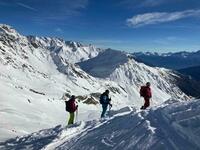 Manuela, Hélène et Émilie en montant à la Tête de Fenêtre Manuela, Hélène et Émilie en montant à la Tête de Fenêtre