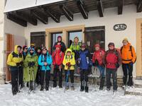 Le groupe devant la cabane Perrenoud Le groupe devant la cabane Perrenoud